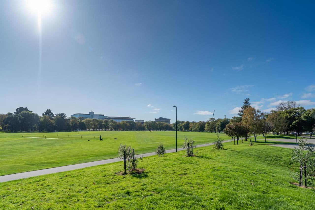 King Bed On Hagley Park Corner In The Cbd Apartamento Christchurch Exterior foto